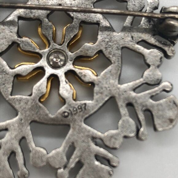 1997 Vintage Snowflake Pin Silver Gold Peace Joy.. - Picture 6 of 10